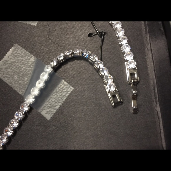 18” Sparkly CZ’s Silvertone Necklace NEW-Gift Box - Picture 4 of 5